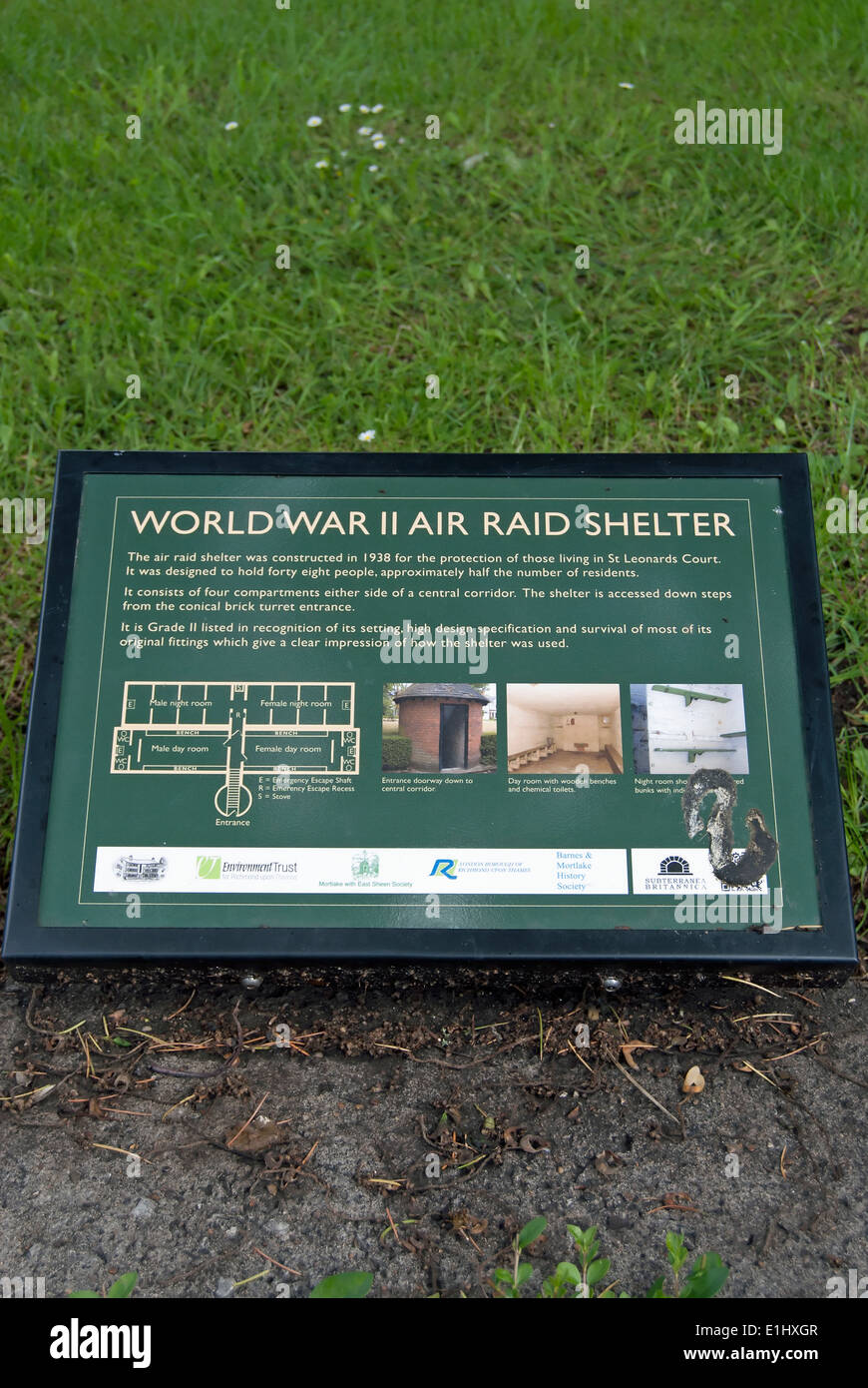 Segno di informazioni che descrivono una conservata la guerra mondiale due air raid shelter, East Sheen, a sud-ovest di Londra - Inghilterra Foto Stock