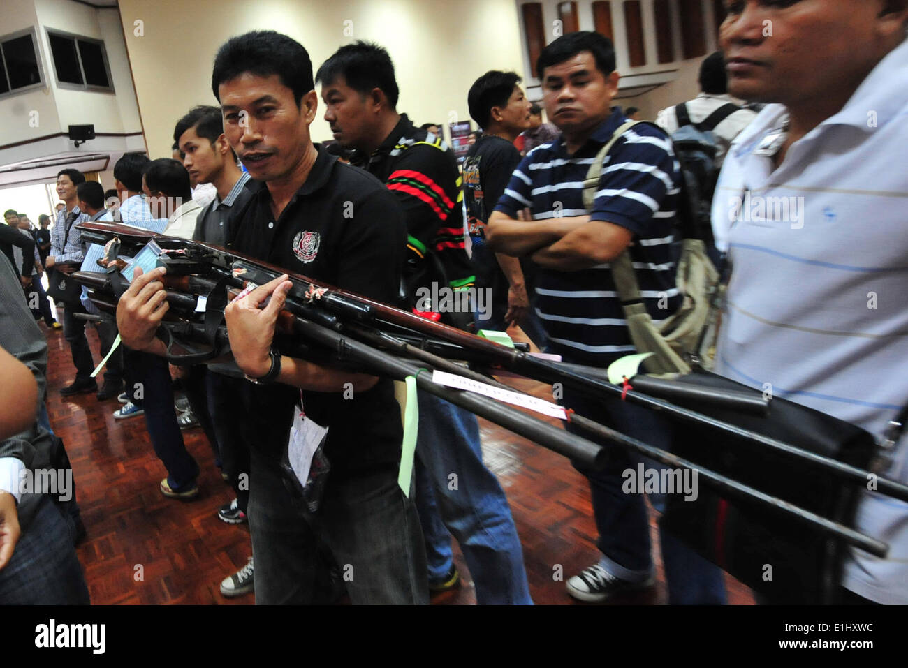 Bangkok, Tailandia. 5 Giugno, 2014. Un poliziotto porta pistole durante una conferenza stampa presso la sede centrale di polizia a Bangkok, Thailandia, Giugno 5, 2014. Dopo il 22 maggio, il colpo di stato di polizia e militari hanno rinvenuto e sequestrato memorizza nella cache di pistole, fucili, granate e fatti in casa a base di armi. © Rachen Sageamsak/Xinhua/Alamy Live News Foto Stock