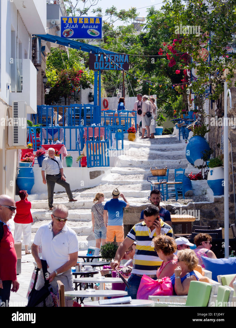 Blu e bianco taverna su bianco passi nella città di Kos. Foto Stock