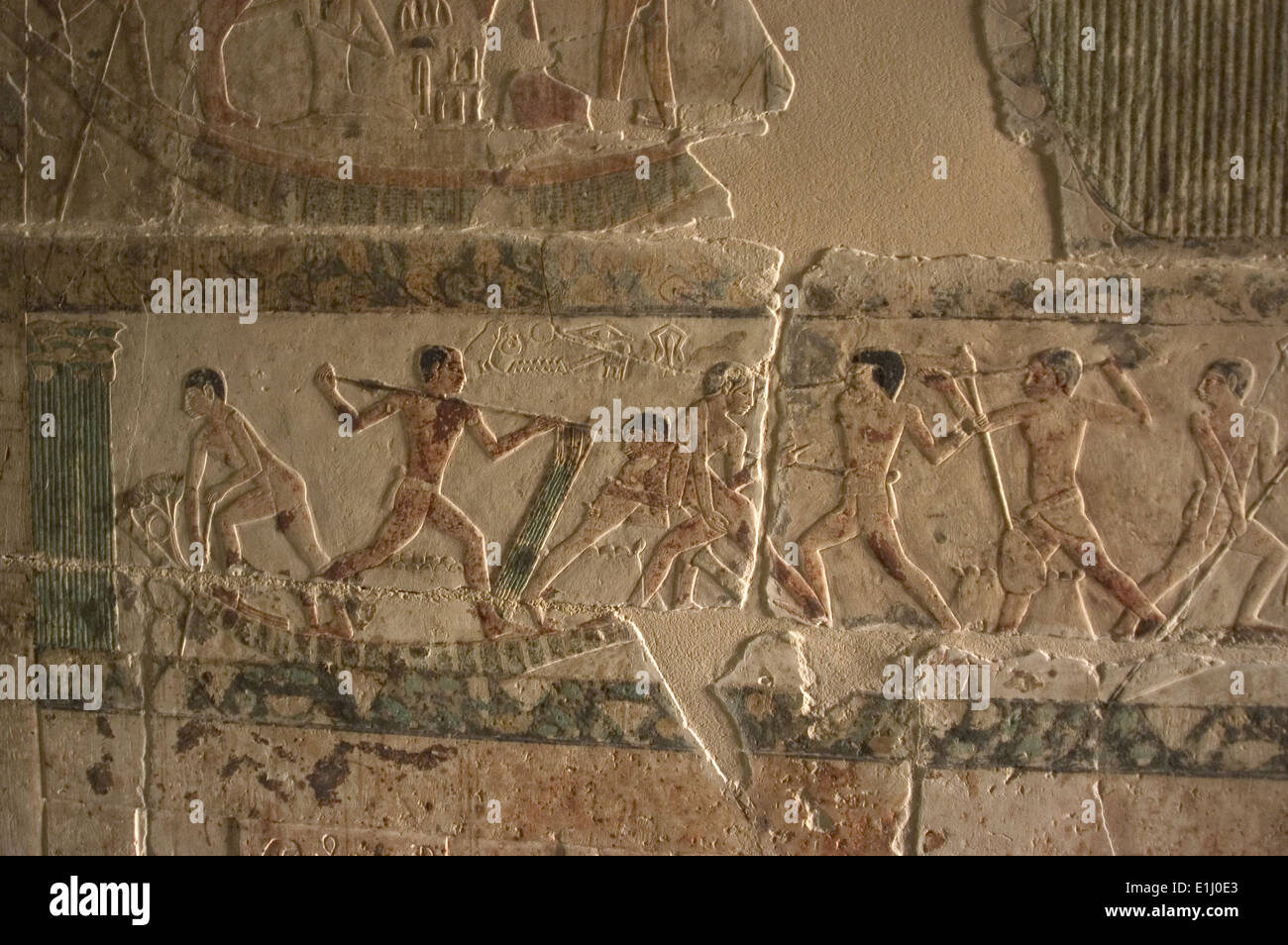 Mastaba di Nefer e Kahay. Polychromed rilievo raffigurante i combattenti su una barca. V dinastia. Antico Regno. Saqqara. L'Egitto. Foto Stock