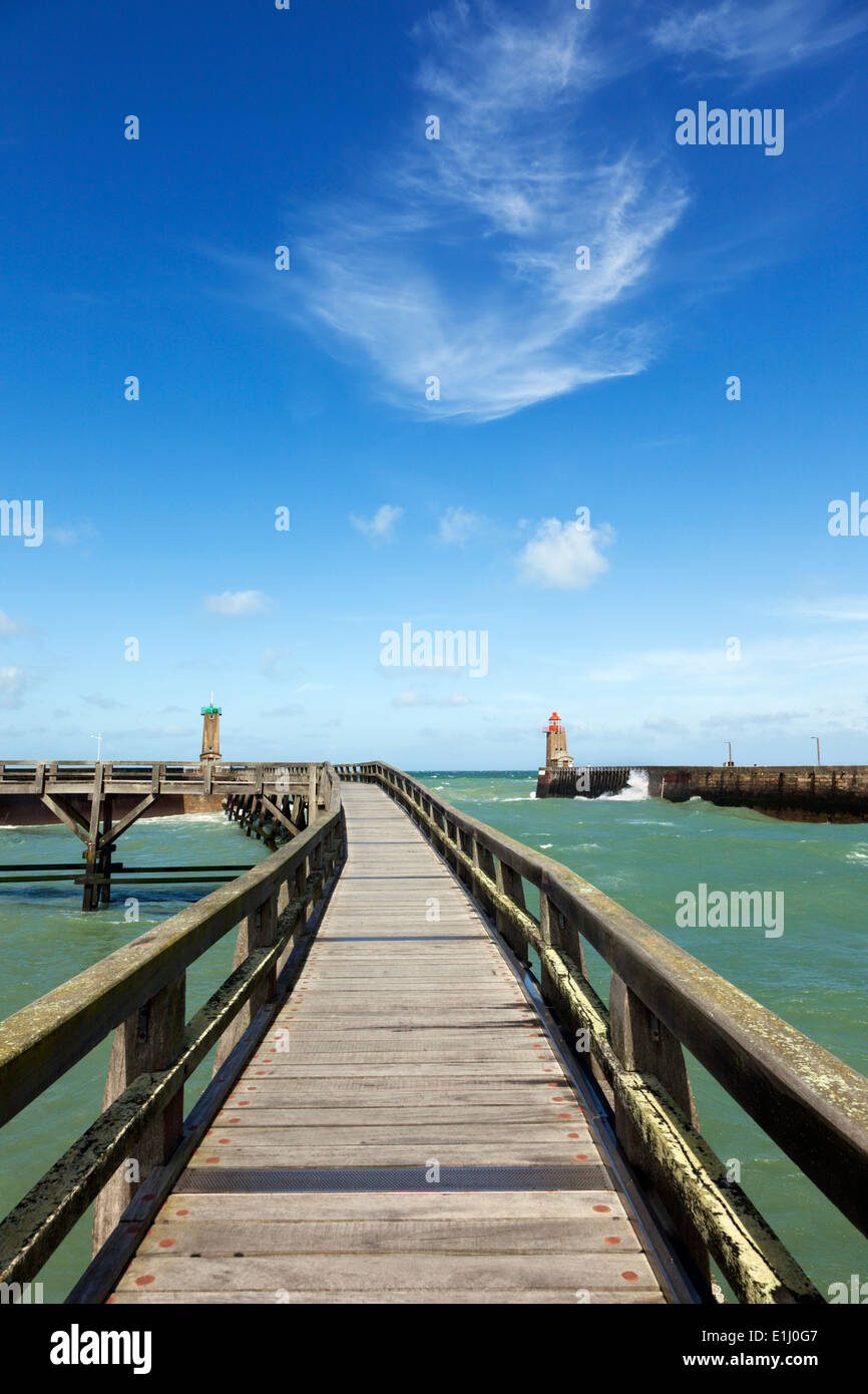 Ponte di legno per i beacon all'entrata del porto di Fecamp, Normandia Foto Stock