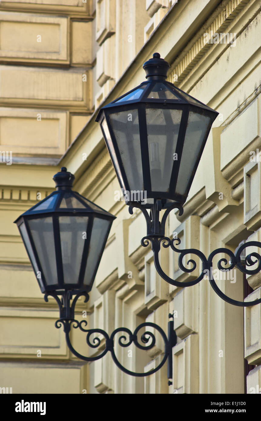 Tipiche lanterne elegante del XIX secolo sull edificio neoclassico dominante in Vienna Foto Stock