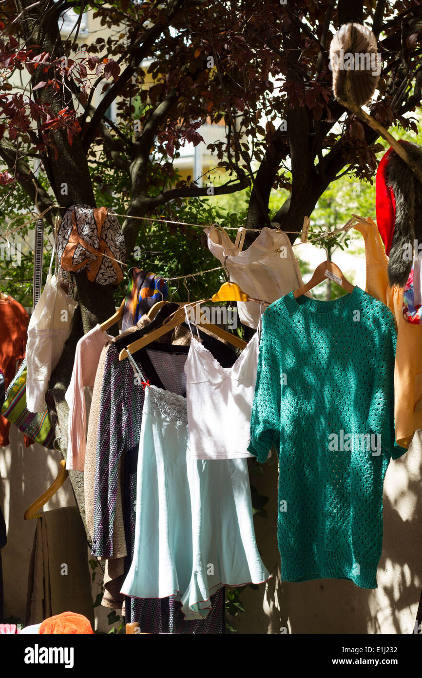 Vestiti in un mercato delle pulci Foto Stock