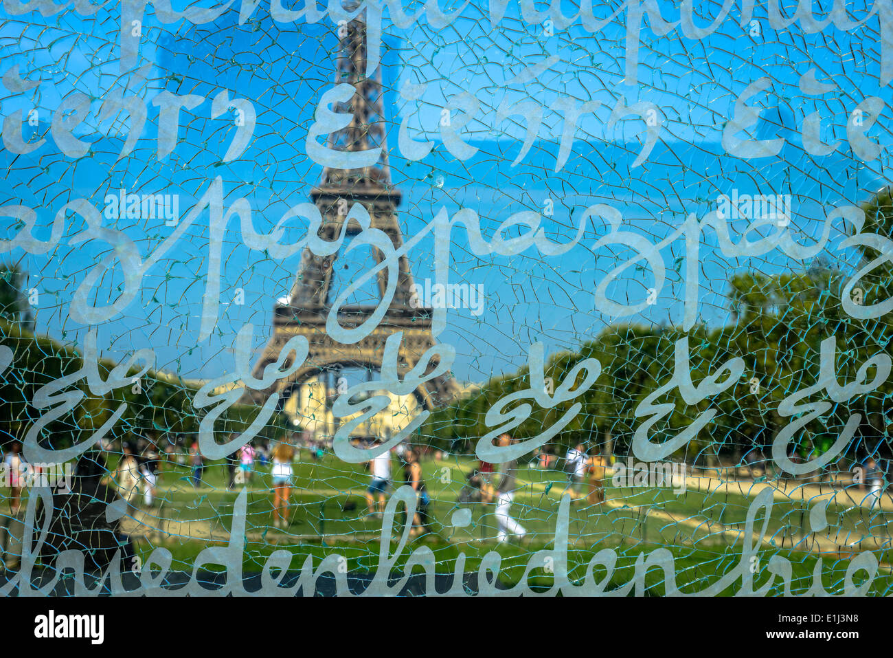 Torre Eiffel in estate il giorno chiaro da dietro la parete per la pace a Parigi, Francia Foto Stock