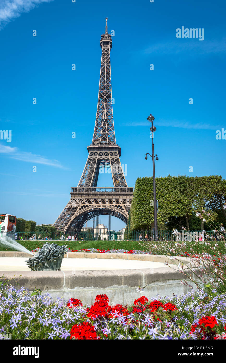 Vista Torre Eiffel da Champ de Mars a Parigi, Francia Foto Stock