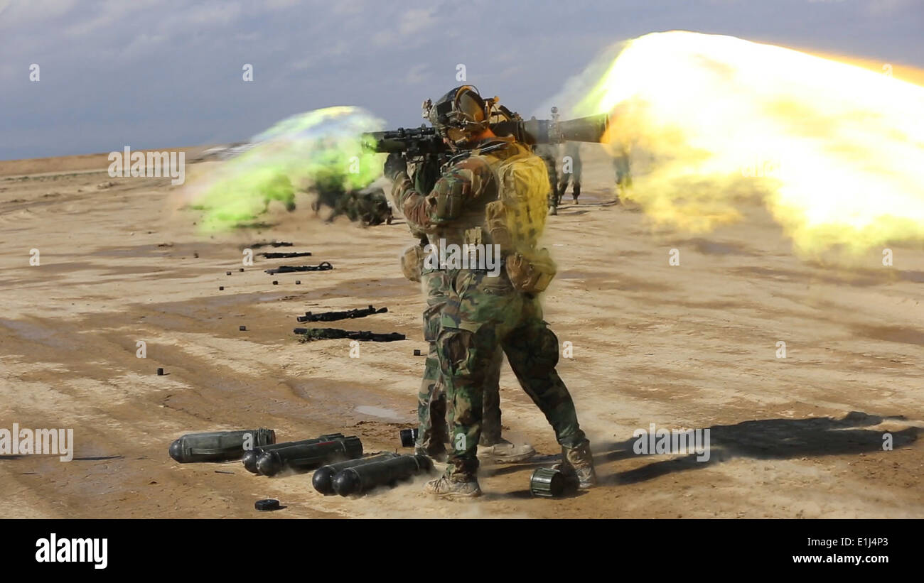 Le forze della coalizione hanno il fuoco di un M3 multi-ruolo anti-armor anti-tank weapon system su un intervallo durante il corso di formazione nel distretto di Washir, Helman Foto Stock