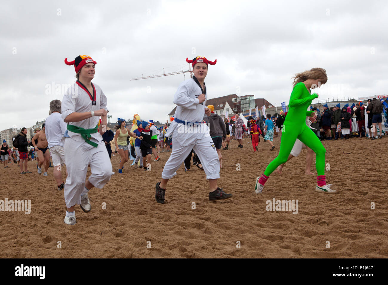 Polar Bear Club New Years Day celebrazione sulla spiaggia, Ostenda, Belgio Foto Stock