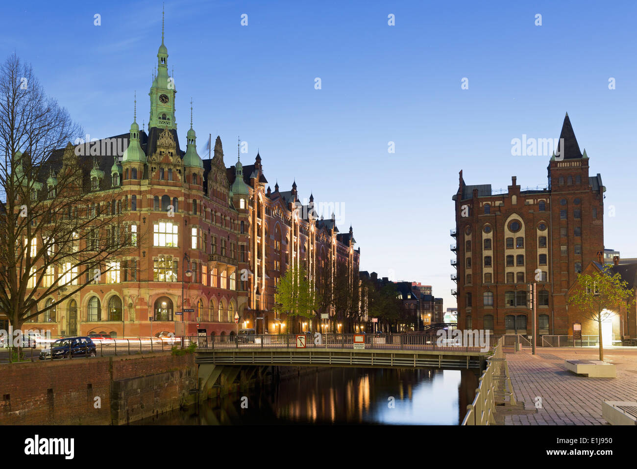 Germania, Amburgo, Hafenrathaus a Hollaendischbrookfleet nella Speicherstadt Foto Stock