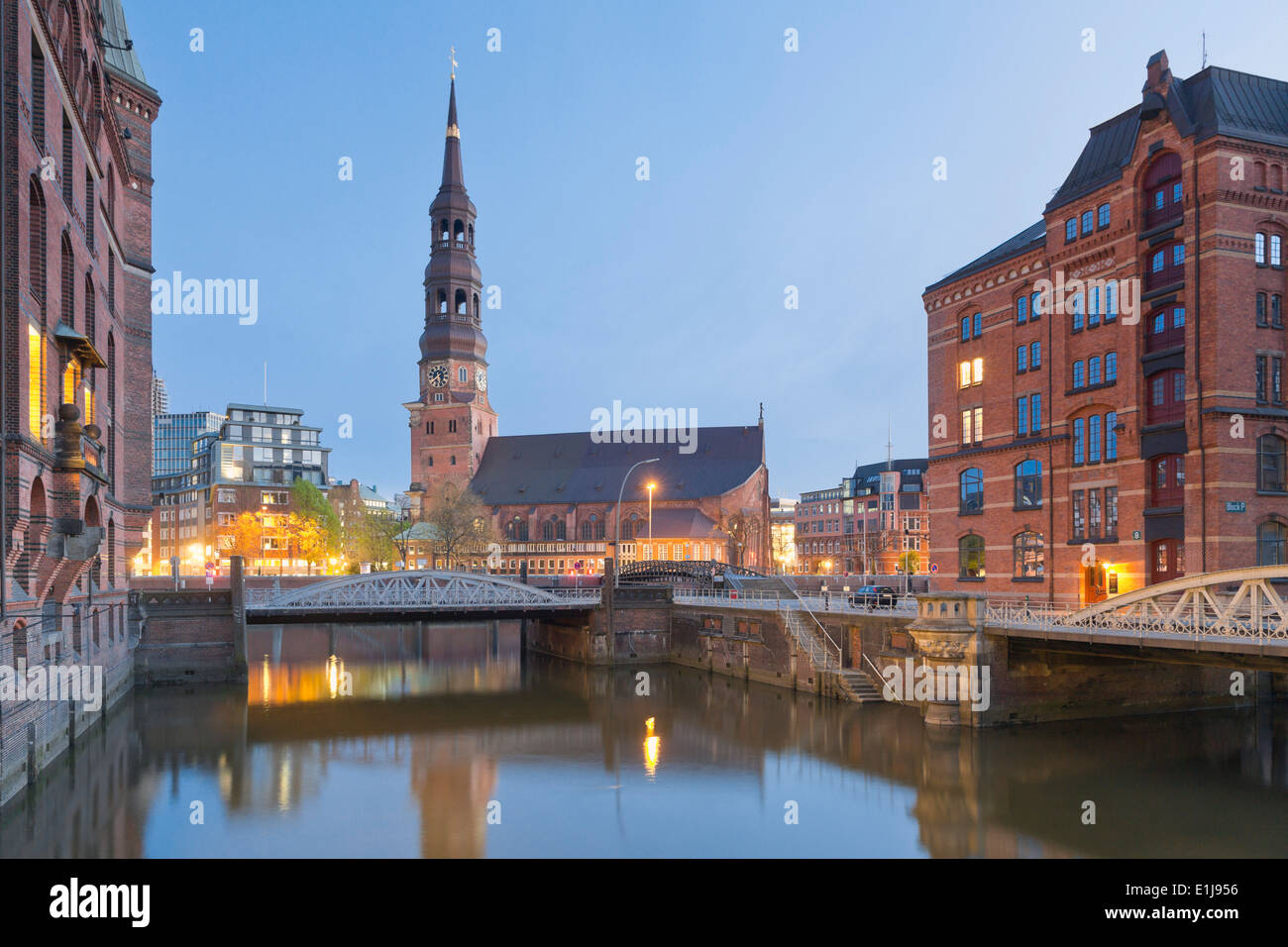 Germania, Amburgo, il ponte e la chiesa nella Speicherstadt Foto Stock