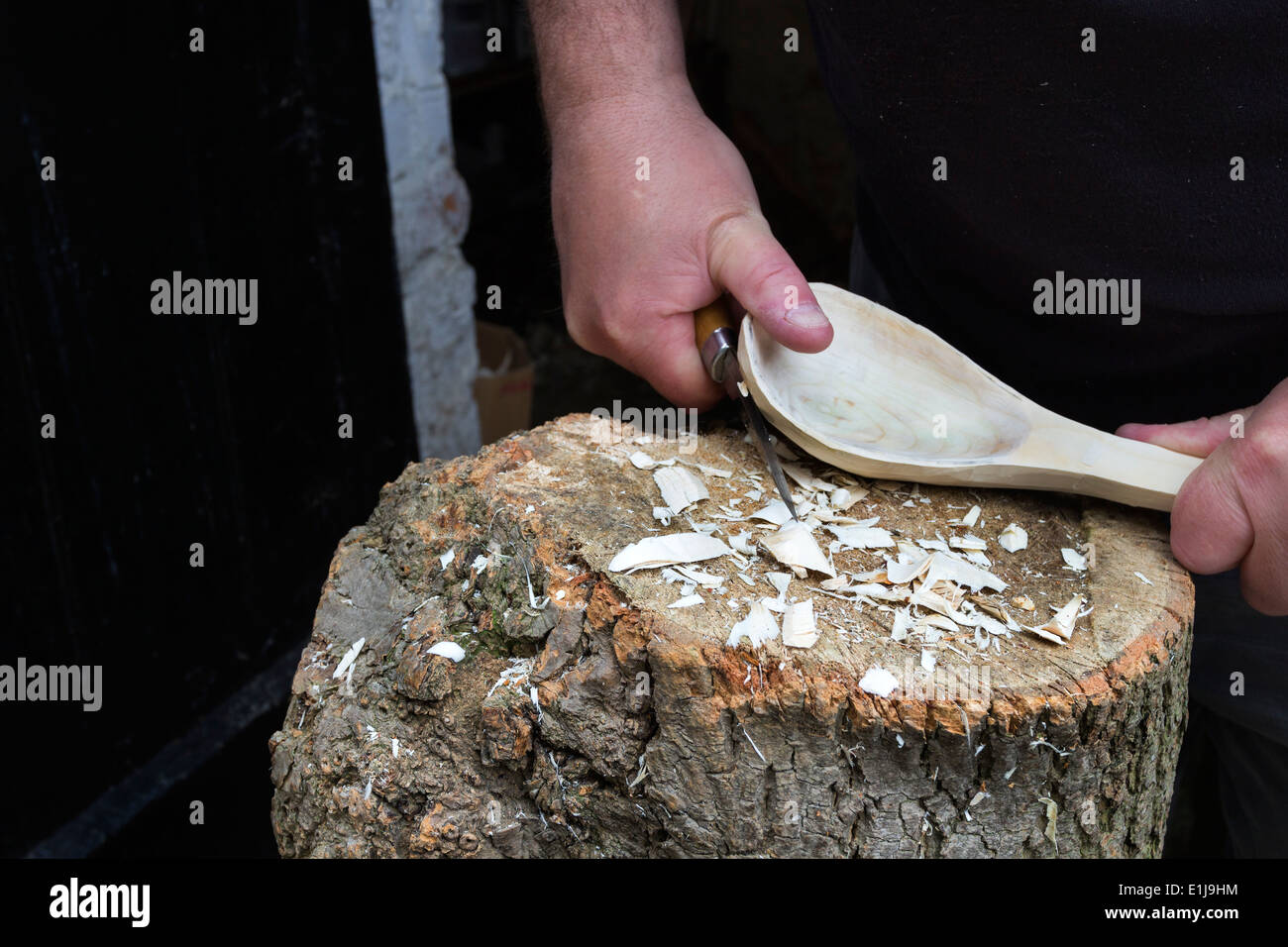 Intagliatore di legno intaglio a mano un mestolo di legno con coltello REGNO UNITO Foto Stock