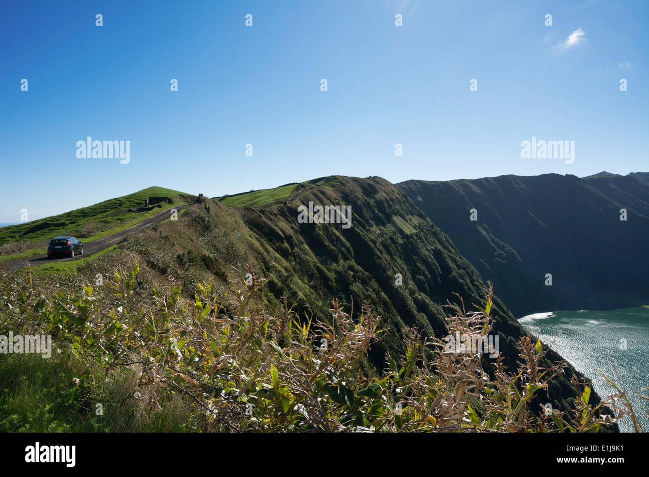Portogallo Azzorre,Sao Miguel, auto sulla strada a Caldeira das Sete Cidades Foto Stock