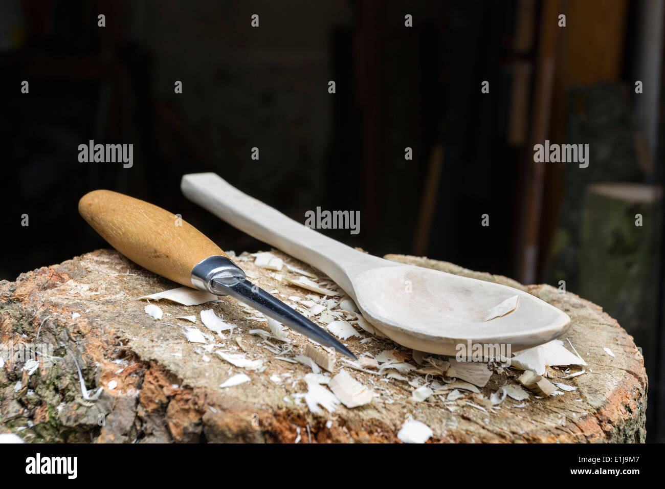 Intagliato a mano il cucchiaio di legno con coltello REGNO UNITO Foto Stock