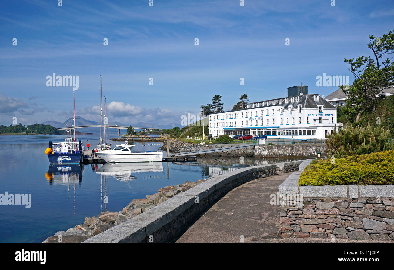 Seaprobe Atlantis ormeggiato a Kyle of Lochalsh nelle Highland Scozzesi con Skye Bridge e Lochalsh hotel Foto Stock