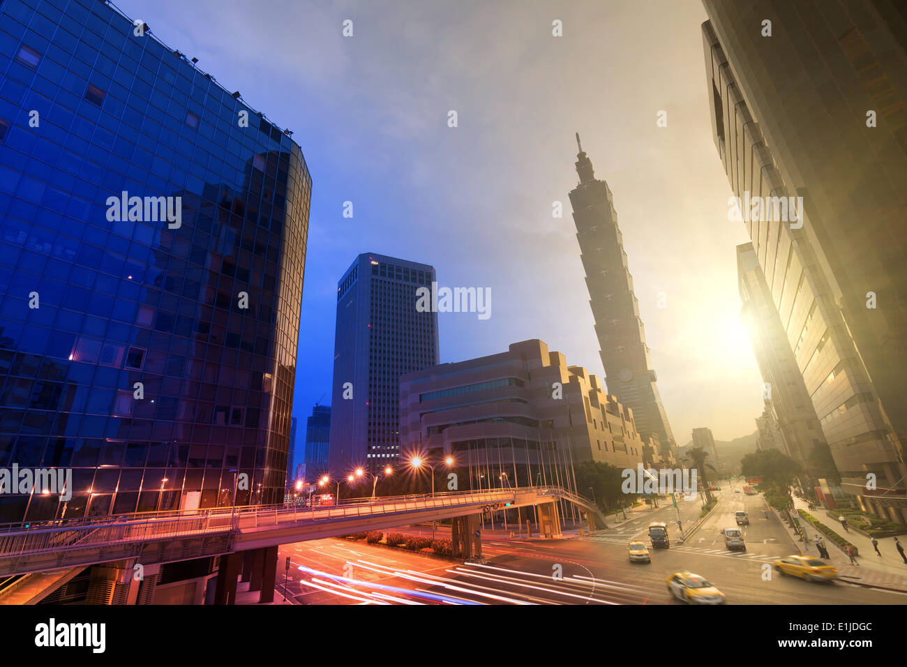 Città di giorno e di notte Foto Stock
