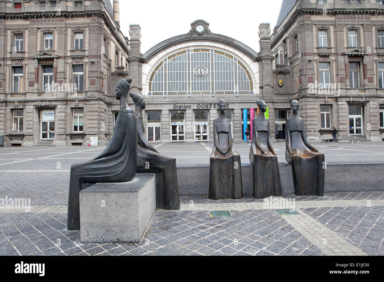 Sculture al di fuori di Ostenda stazione ferroviaria, Belgio Foto Stock