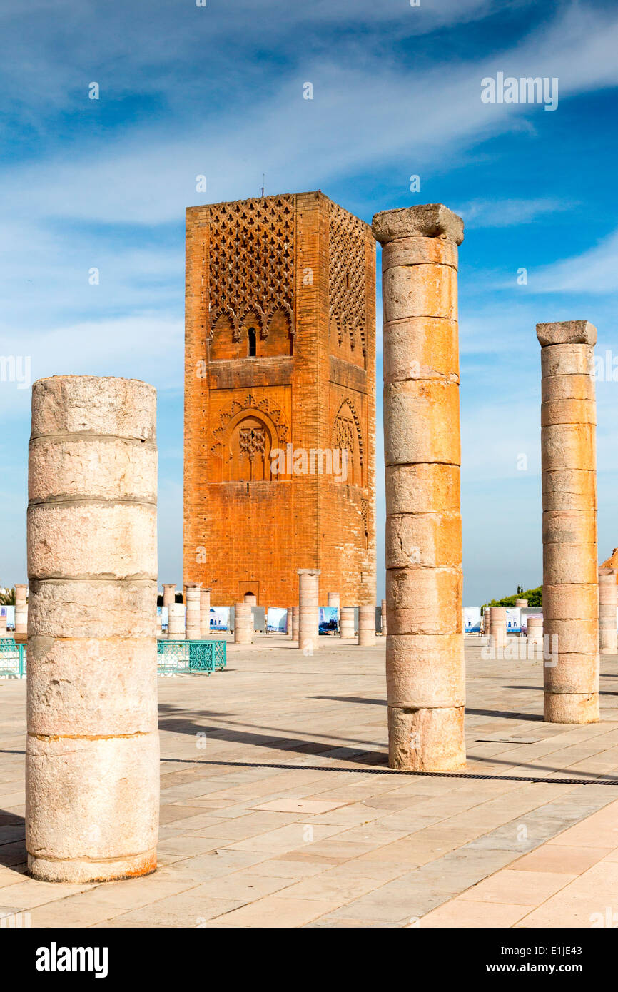 Vista del minareto incompiuto e i resti della moschea Hassan nella città di Rabat in Marocco. Foto Stock