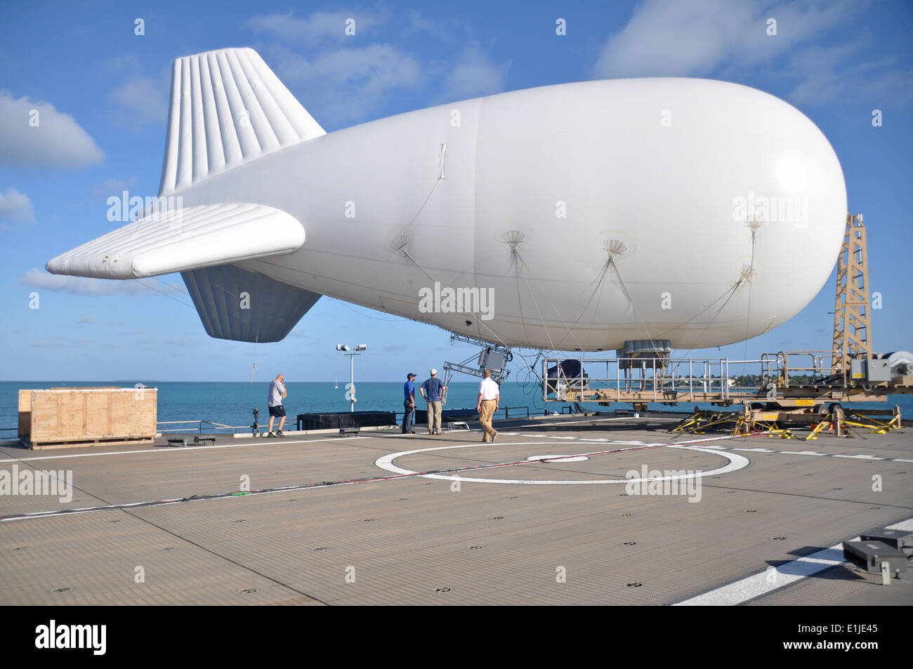 Un TIF-25K tethered sistema aerostato è posizionato sulla alta velocità nave Swift (HSV-2) alla Naval Air Station Key West, Fla., Ap Foto Stock