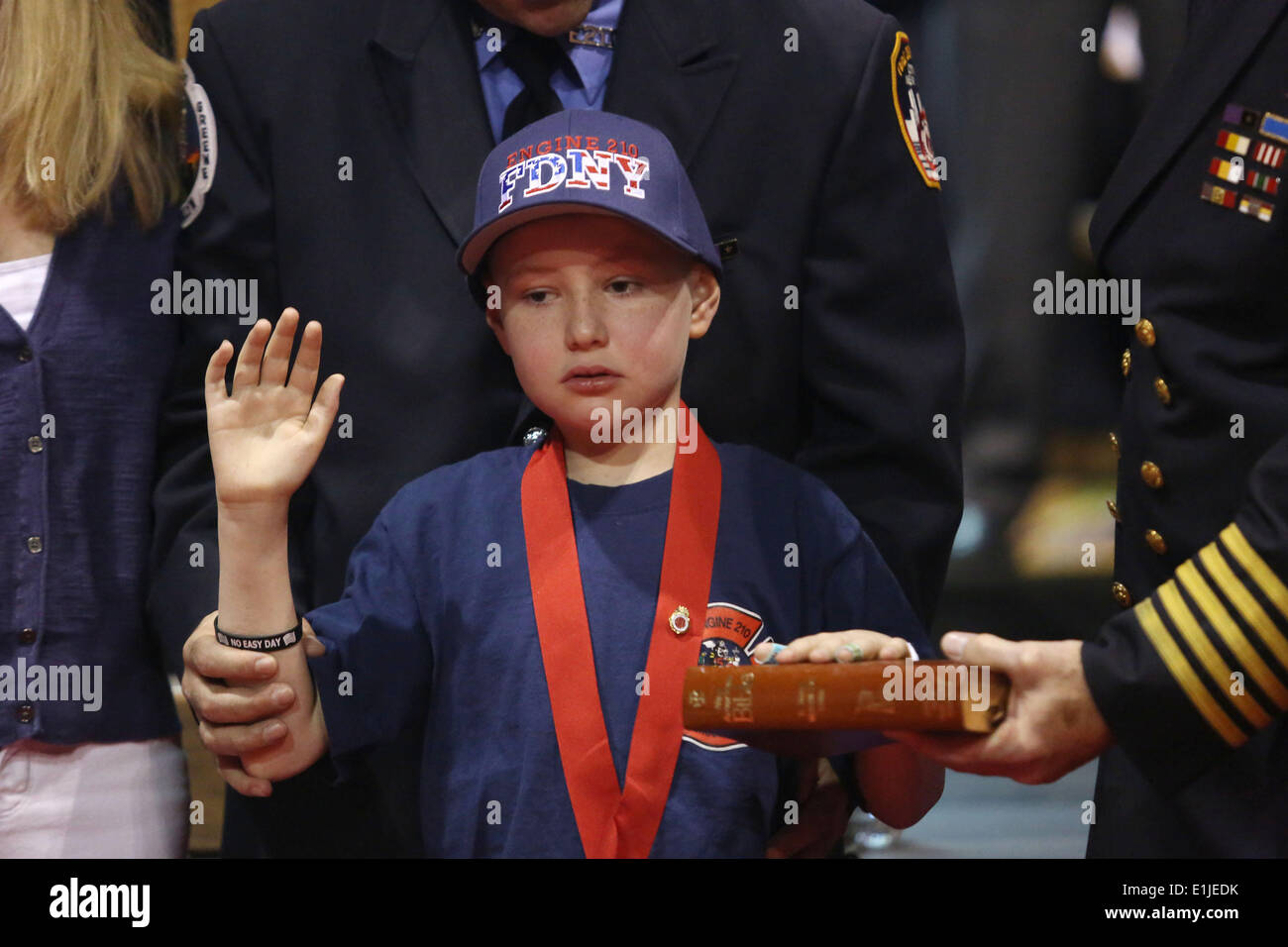 New York, New York, Stati Uniti d'America. Il 4 giugno, 2014. Otto-anno-vecchio COLIN alluvione è giurato come un vigile del fuoco onorario durante la medaglia FDNY giorno 2014 alla sessantanovesima reggimento Armory nella città di New York, New York. Colin è combattuto contro la leucemia, che precedentemente era stato di remissione. Colin Flood è padre Kevin Flood, superiore è un ex Fort Greene pompiere e 9/11 prima responder. Credito: Krista Kennell/ZUMAPRESS.com/Alamy Live News Foto Stock