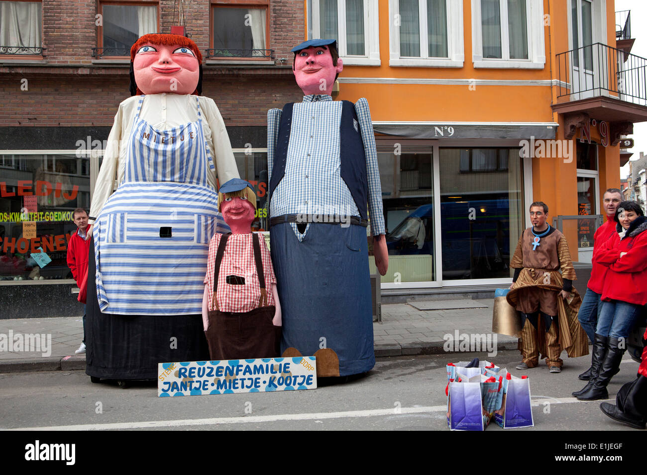 Alti modelli artificiali di famiglia con un bambino in costume tradizionale su strada, Carnevale di Ostenda, Belgio Foto Stock