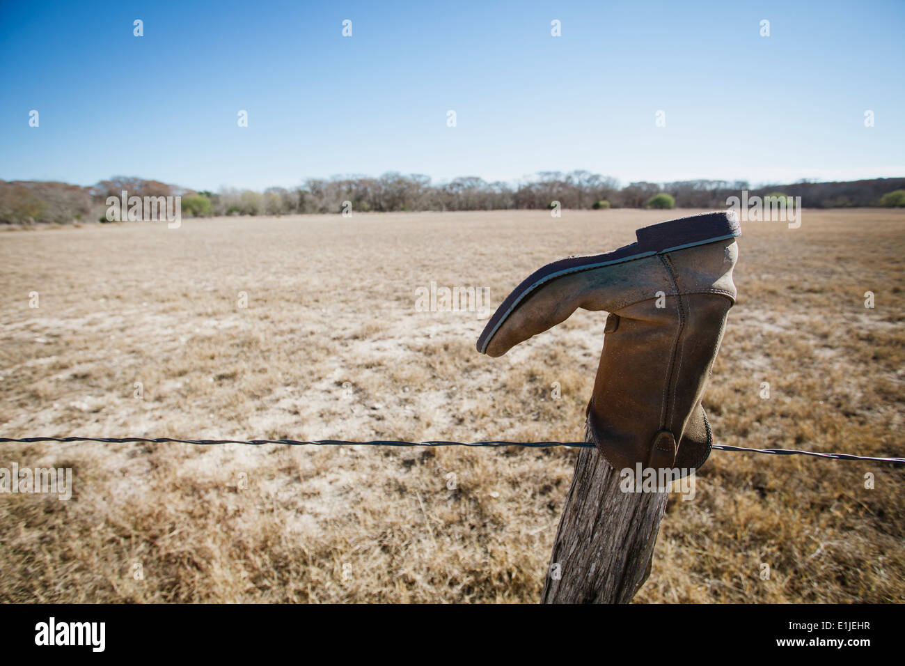Abbandonato il boot su fencepost, Texas, Stati Uniti d'America Foto Stock
