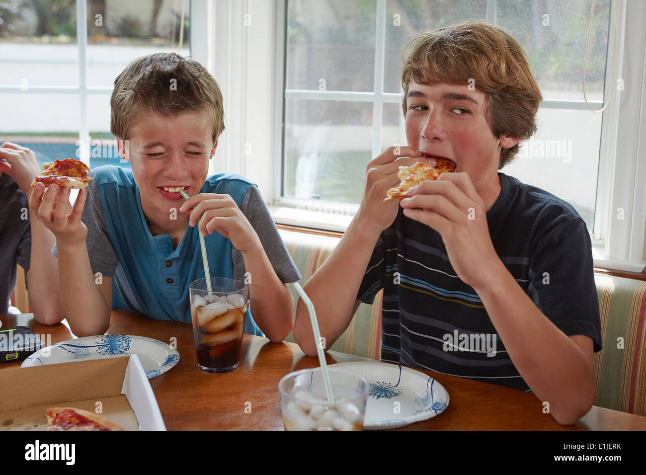 I ragazzi di mangiare la pizza Foto Stock
