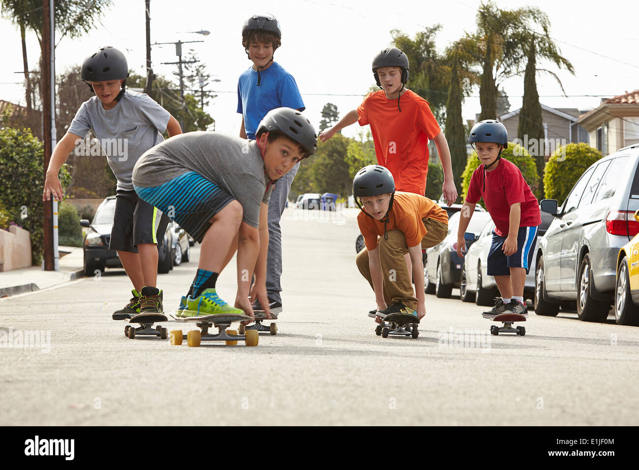I ragazzi lo skateboard su strada Foto Stock