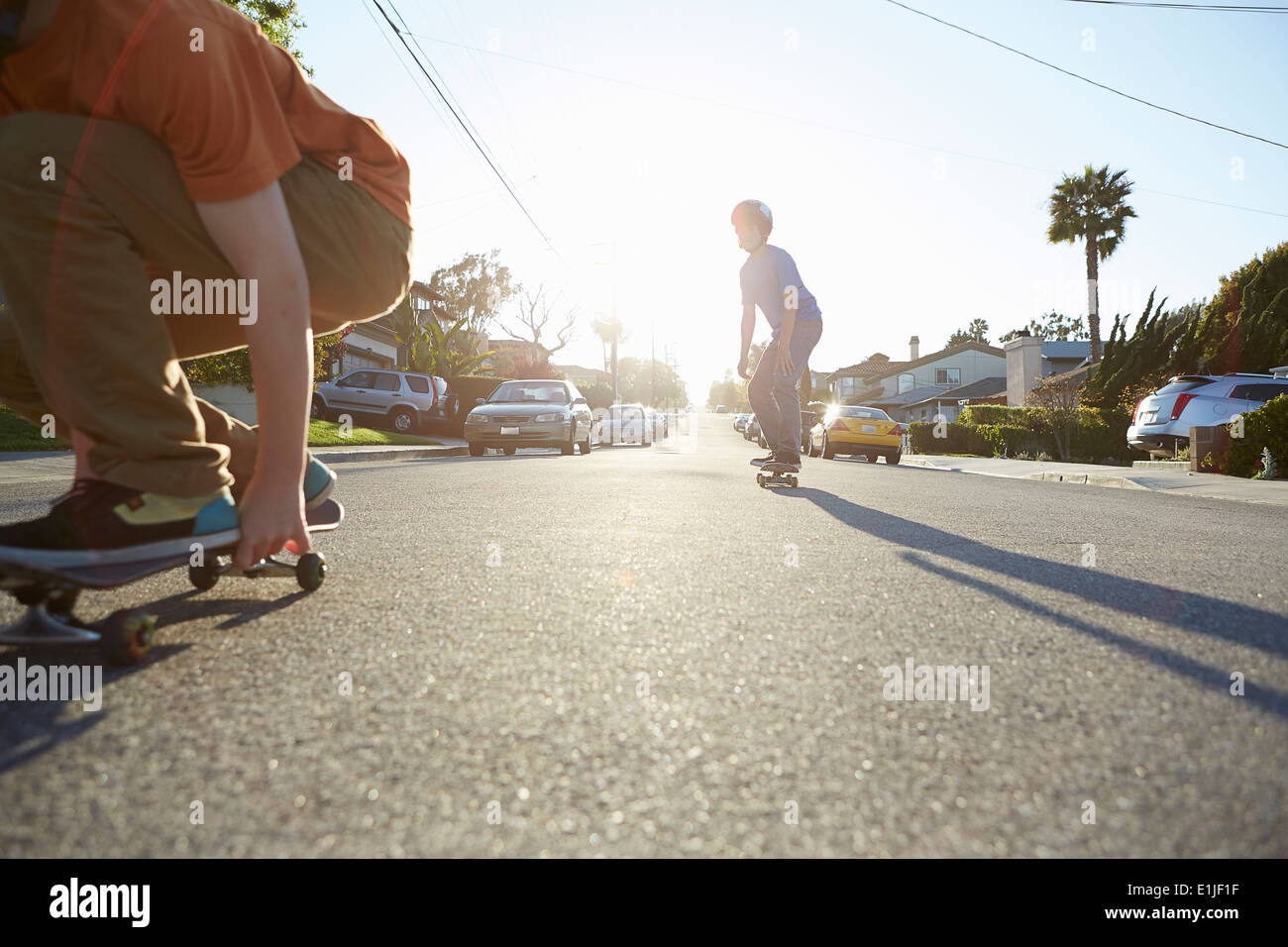 I ragazzi lo skateboard su strada Foto stock - Alamy