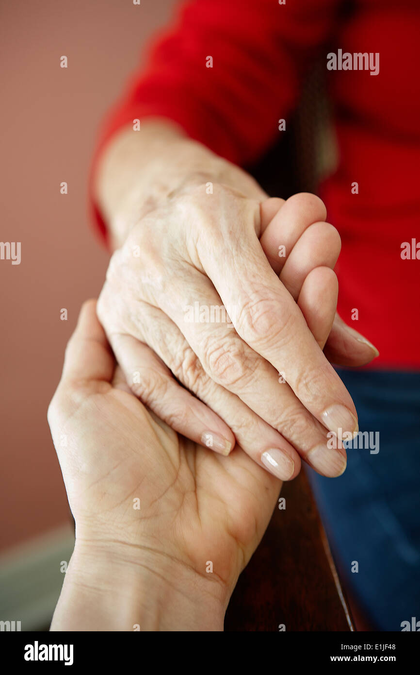 Close up di donna matura azienda 82 anni mano nonne Foto Stock