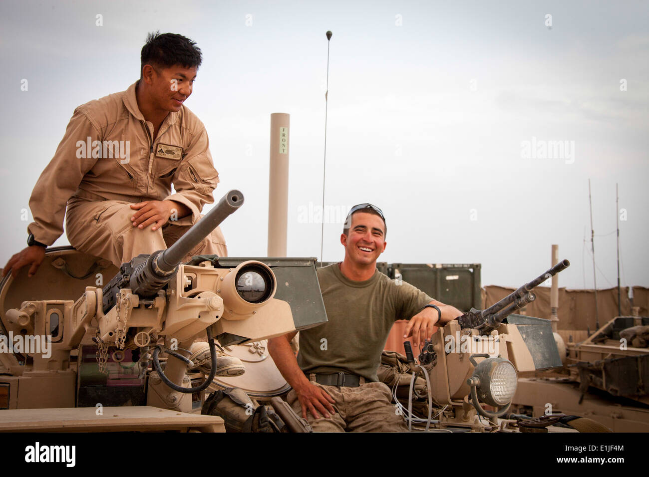 Stati Uniti Marine Corps Lance Cpl. Phillip Lim, sinistra e Cpl. Brandon Baber, entrambi assegnati alla società Delta, 1° battaglione del serbatoio, reg Foto Stock