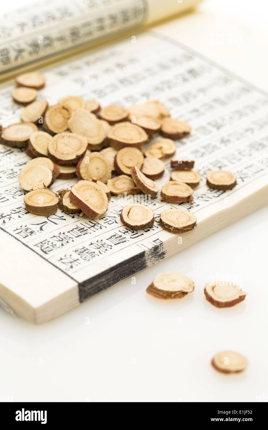 La medicina cinese tradizionale e antico libro medici Foto Stock