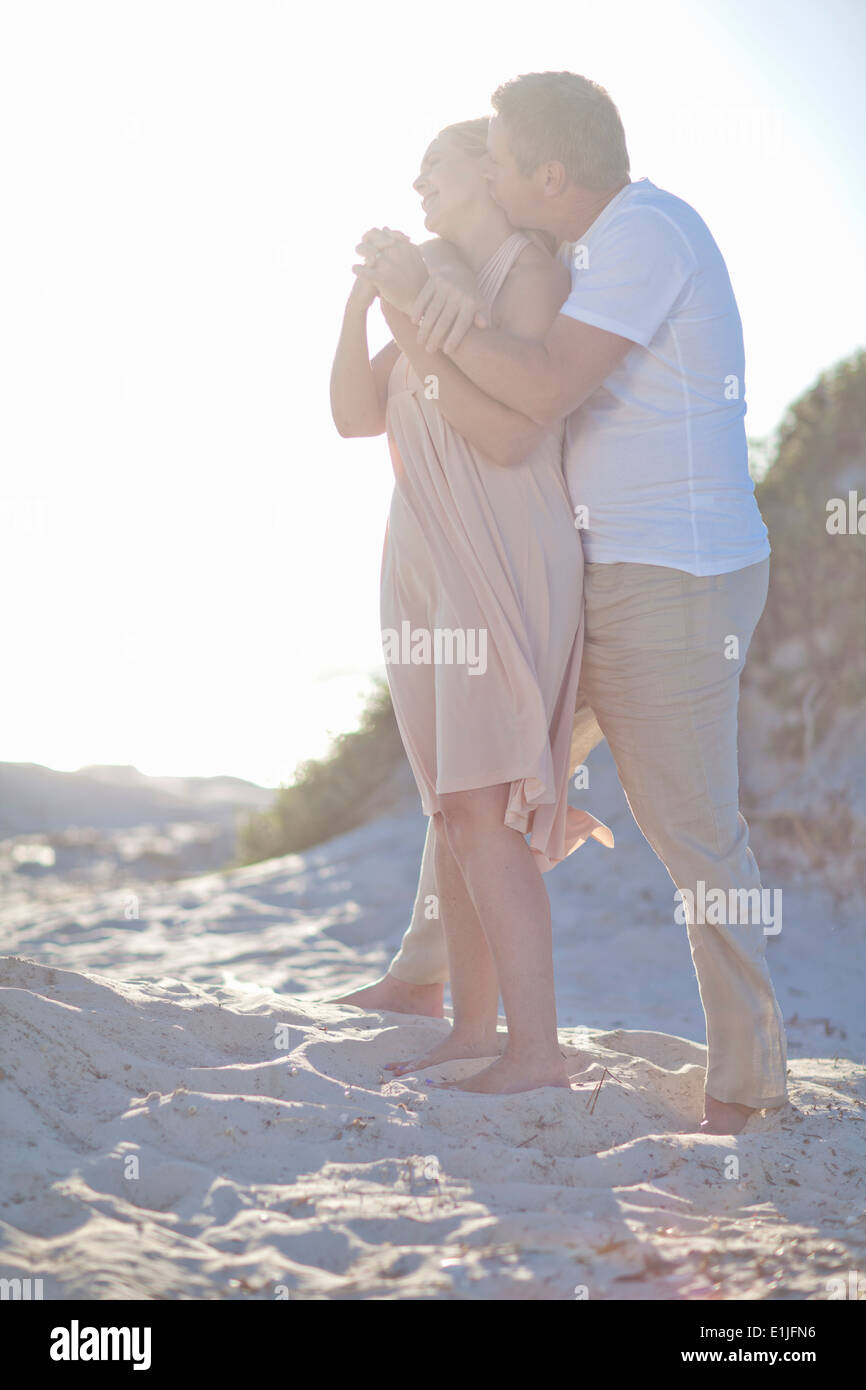 Coppia matura costeggiata sulla spiaggia Foto Stock
