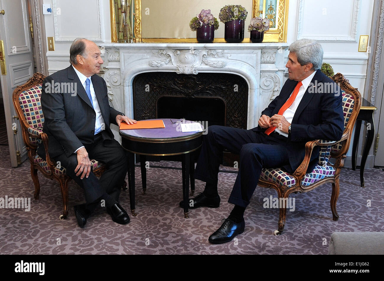 Il Segretario di Stato americano John Kerry tiene un incontro bilaterale con il principe Karim al-Hussayni Aga Khan IV, la quarantanovesima leader di Shia comunità Ismaili, 5 giugno 2014 a Parigi, Francia. Foto Stock