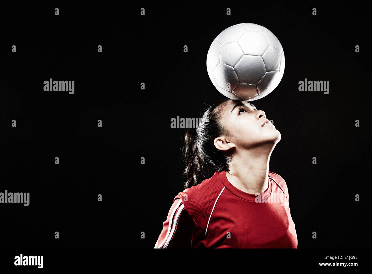 Giovane donna di calcio di bilanciamento sul fronte Foto Stock