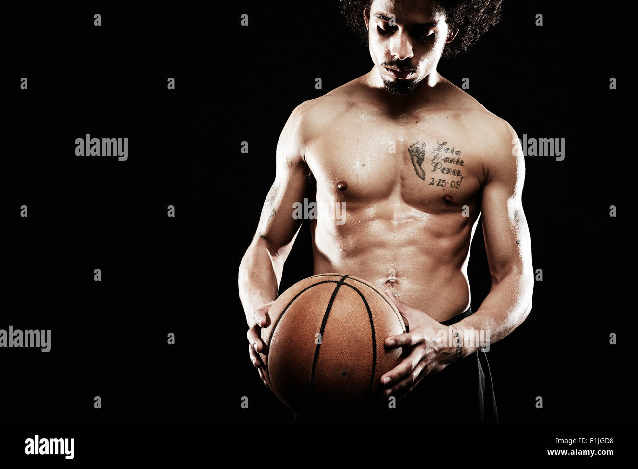 Giocatore di basket tenendo la pallacanestro Foto Stock