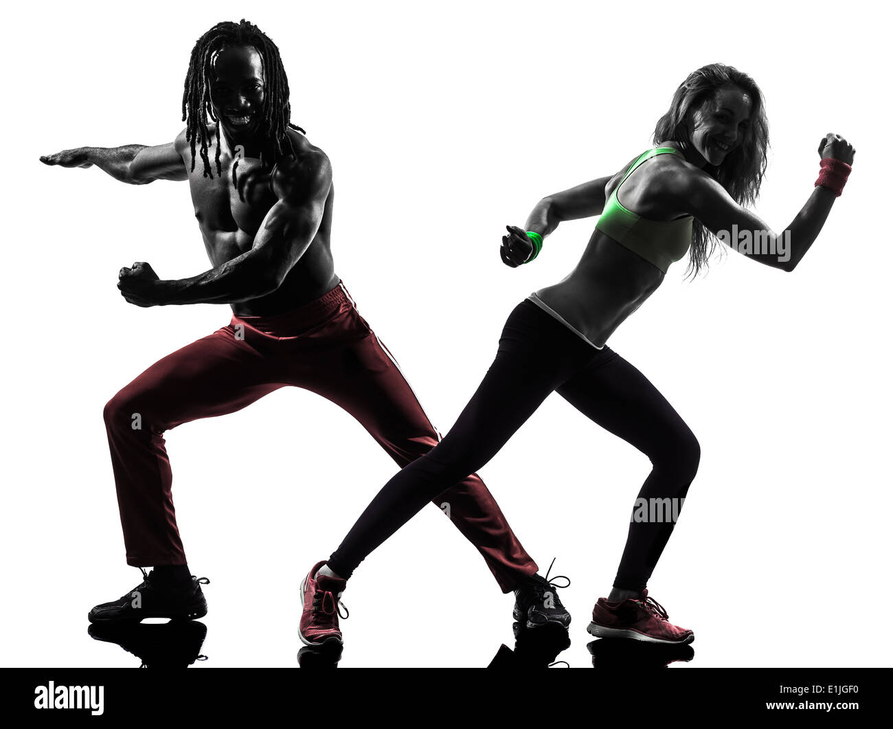Giovane uomo e donna esercizio zumba fitness dancing in silhouette su sfondo bianco Foto Stock