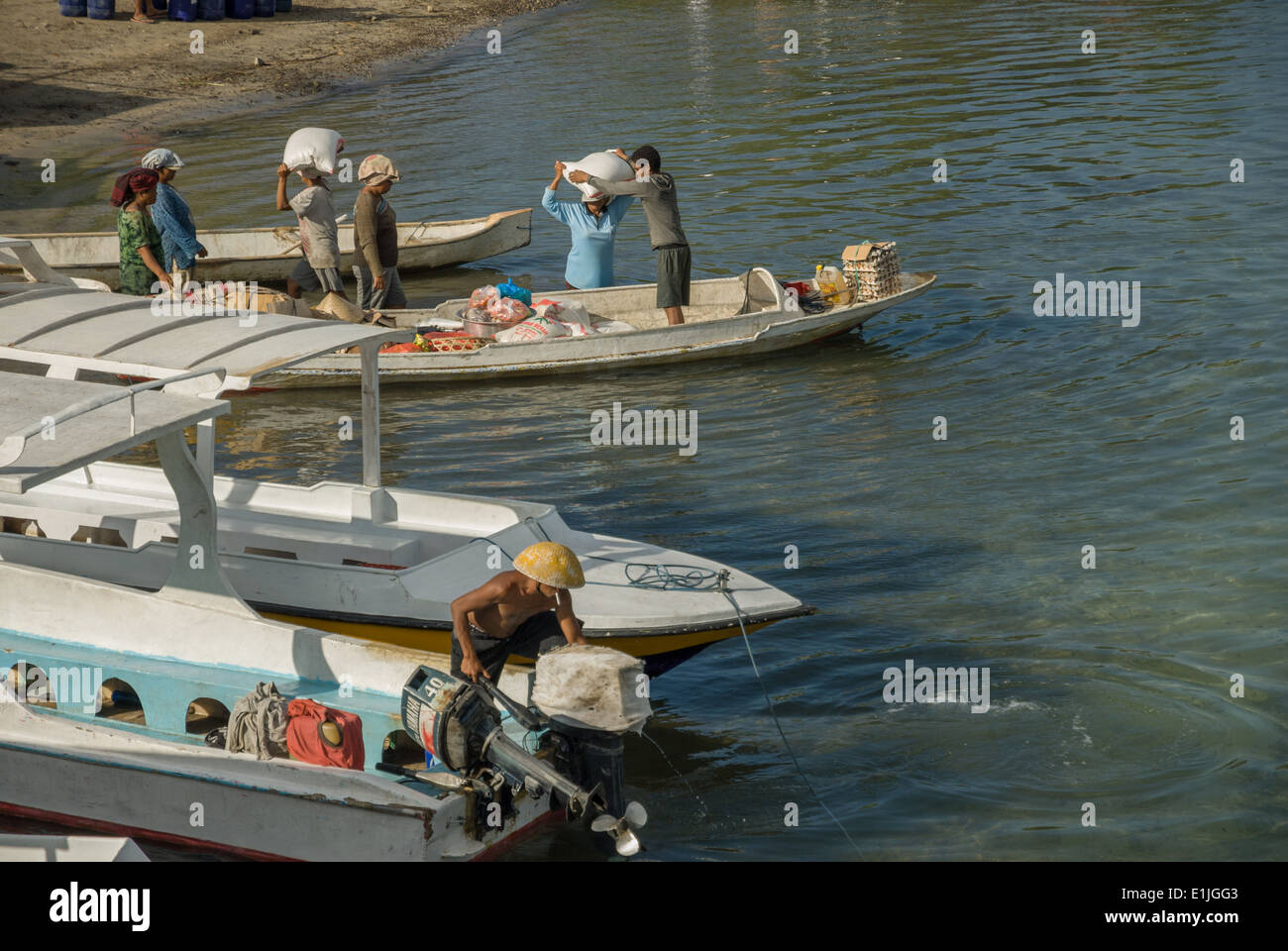 Trasporti alimentari in barca con un uomo Nusa Lembongan Indonesia Foto Stock