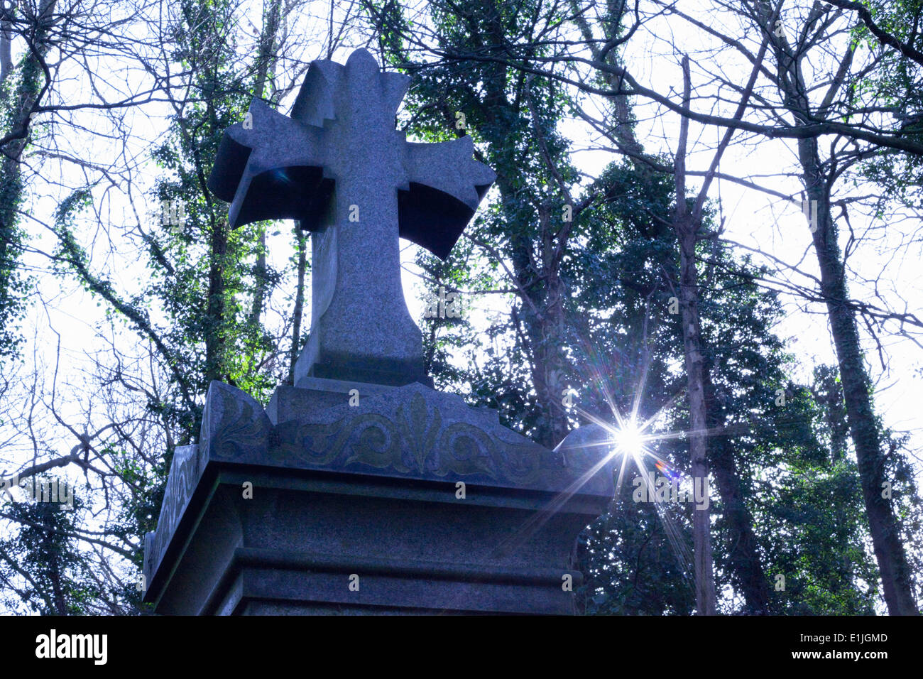 Pietra tombale nel cimitero di Nunhead, London, Regno Unito Foto Stock