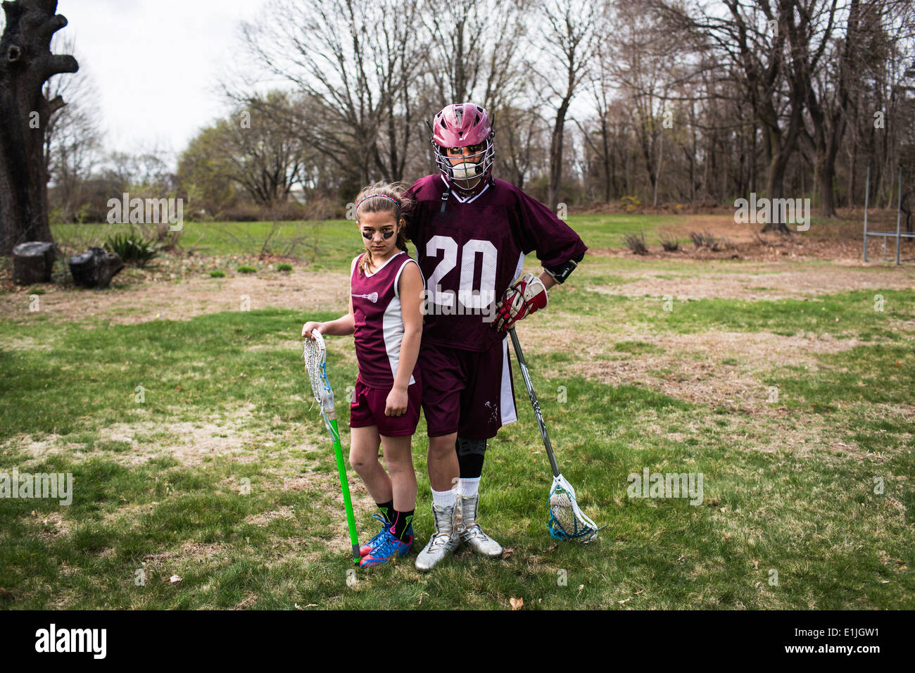 Fratello e Sorella indossando lacrosse uniformi Foto Stock