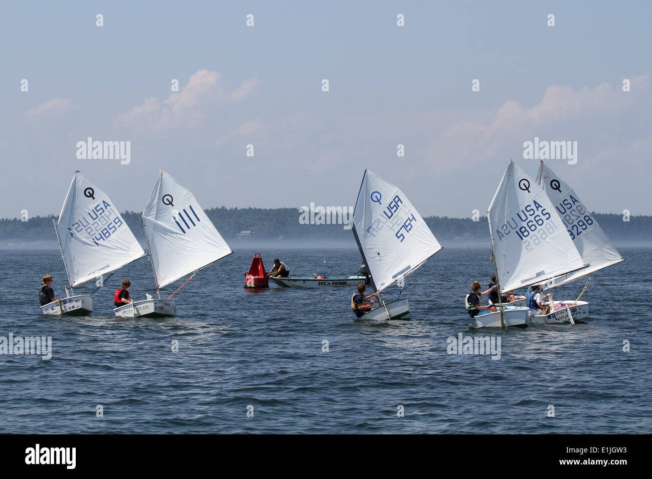 Junior marinai di Optimist derive Foto Stock