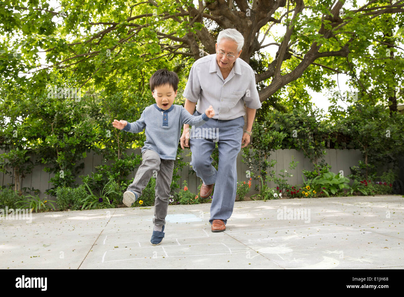 Nonno giocando campana con il nipote Foto Stock