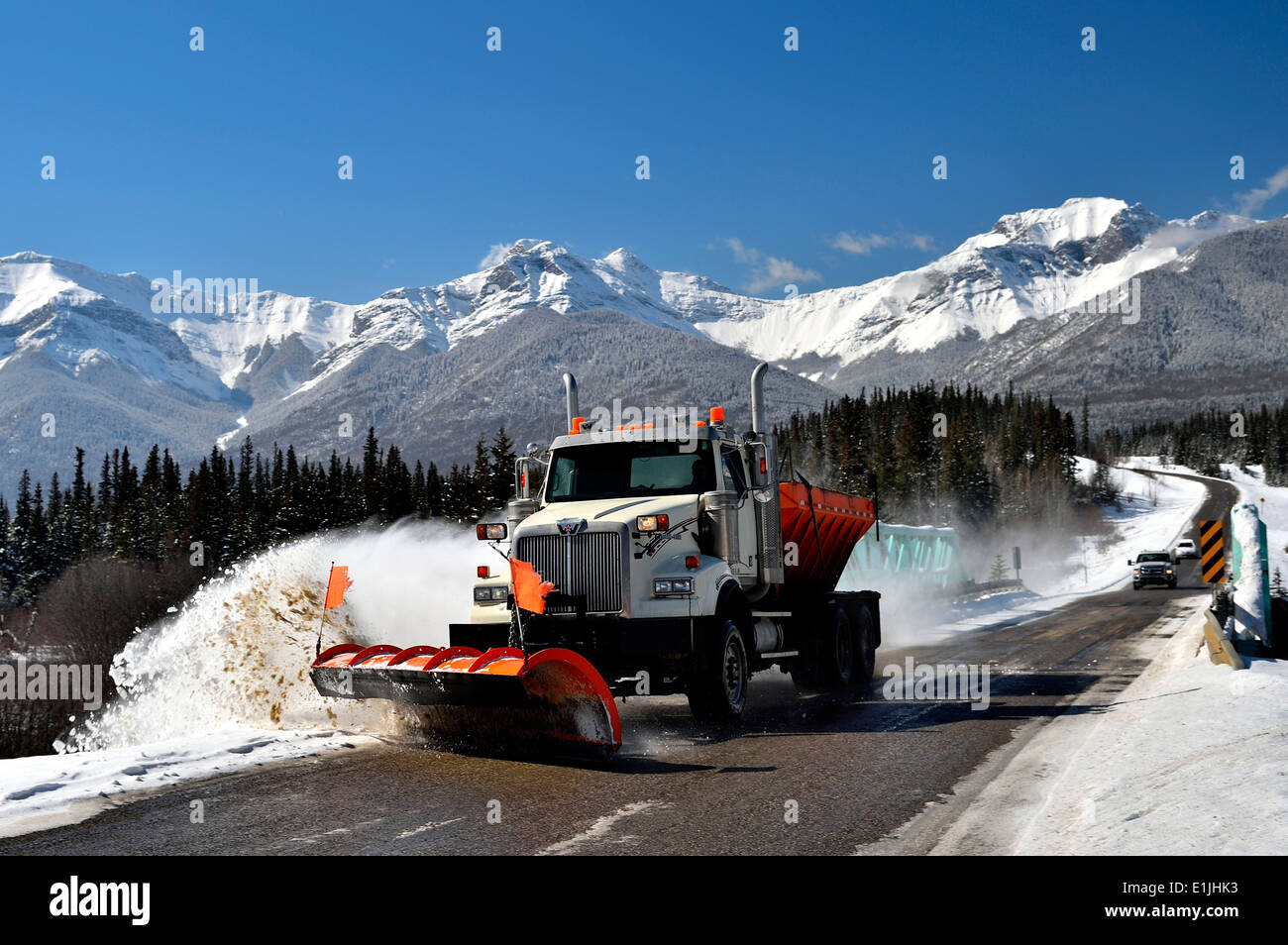 Un carrello spazza la neve Foto Stock