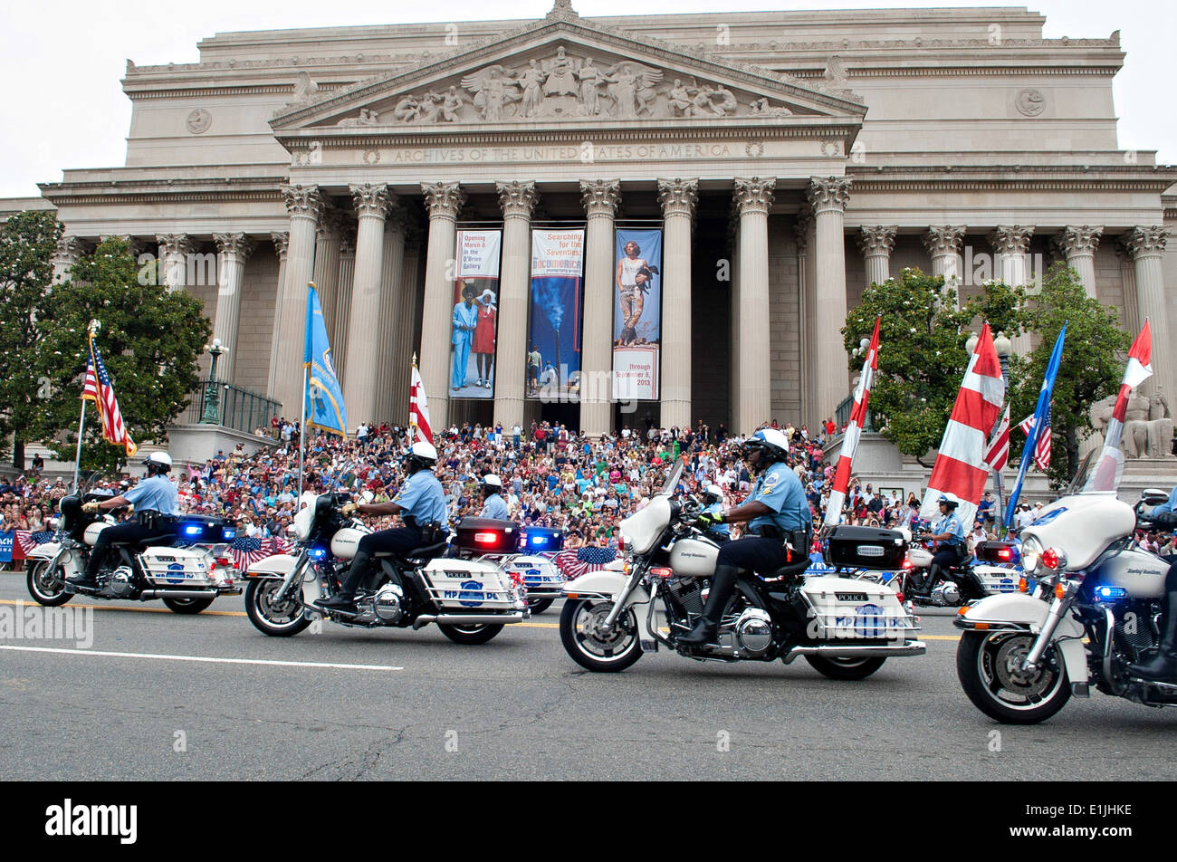 Washington Metropolitan Police Department ufficiali di partecipare nel 2013 National Memorial Day Parade di Washington D.C., Ma Foto Stock
