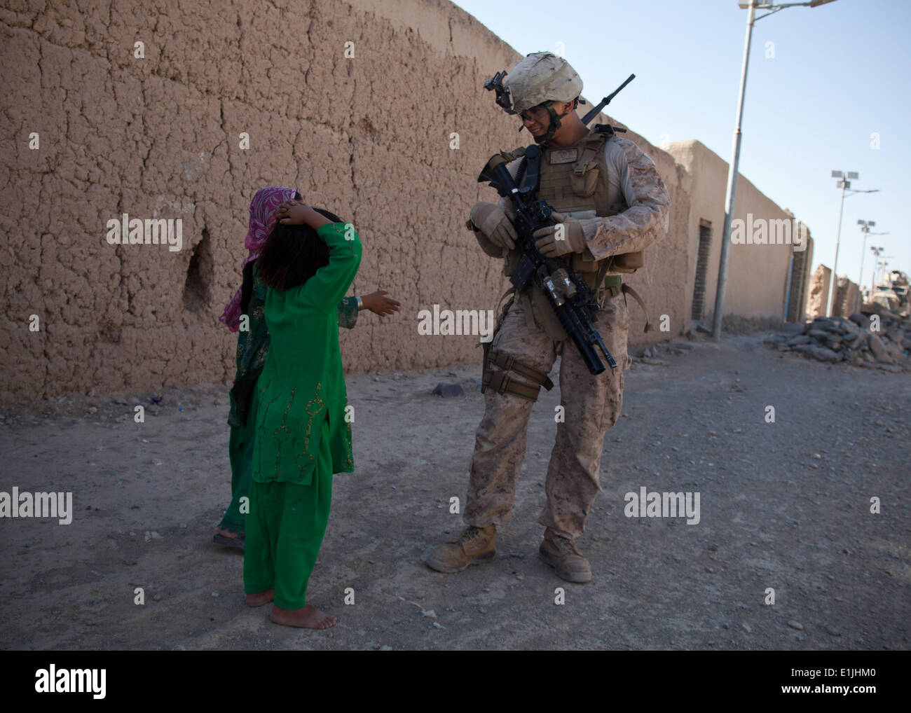 Stati Uniti Marine Corps Cpl. Rodney Altamaranio, destra, assegnato a Anti-Armor combinato Team 1, 3° Battaglione, 4° Reggimento Marine, t Foto Stock