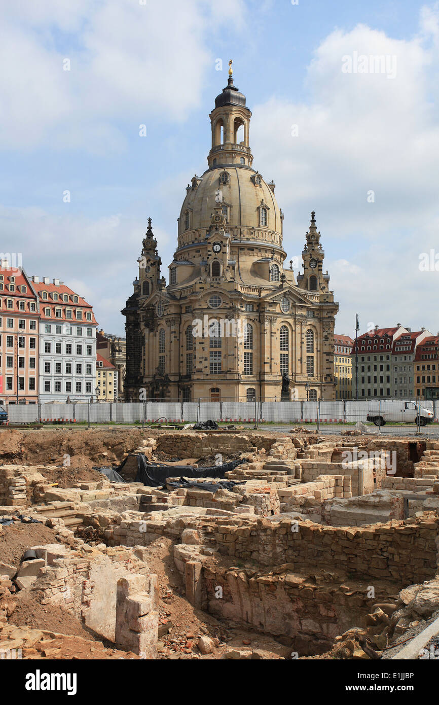 Sito archeologico di fronte alla Frauenkirche con gli scavi del tardo medioevo cantine a Neumarkt. Dresden, Germania. Foto Stock