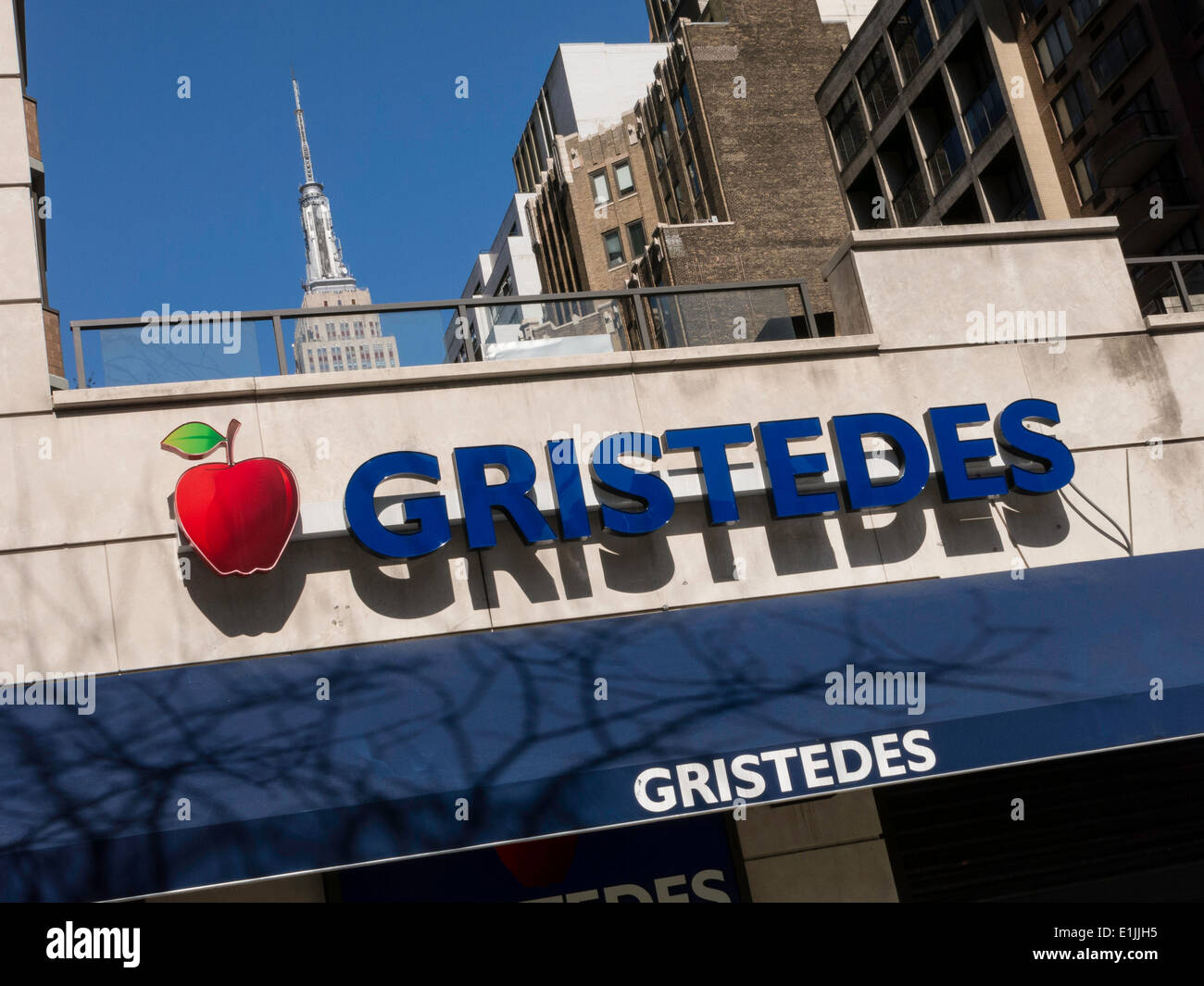 Gristedes Fruttivendolo Ingresso con Empire State Building in background, NYC, STATI UNITI D'AMERICA Foto Stock