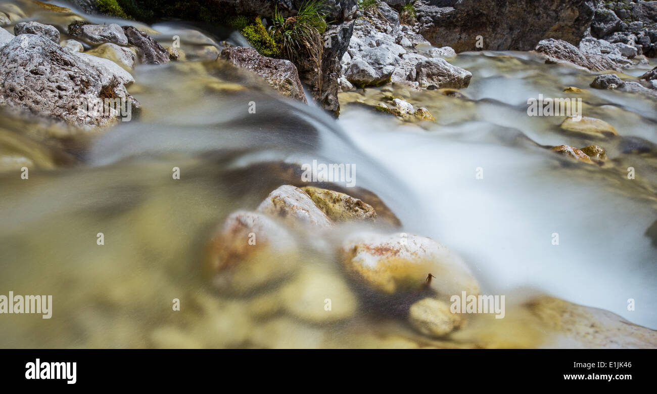 Lunga esposizione sul torrente in Val Pradidali. Le Dolomiti del Trentino. Europa. Foto Stock