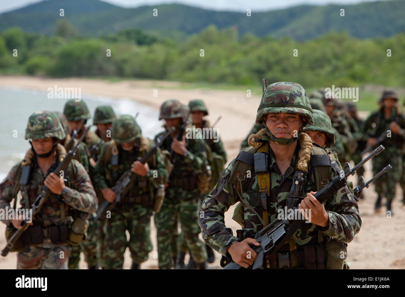 Marines Tailandese prepara per assalto anfibio della formazione con gli Stati Uniti Marines assegnato al secondo assalto anfibio Battaglione, 2 Mar Foto Stock