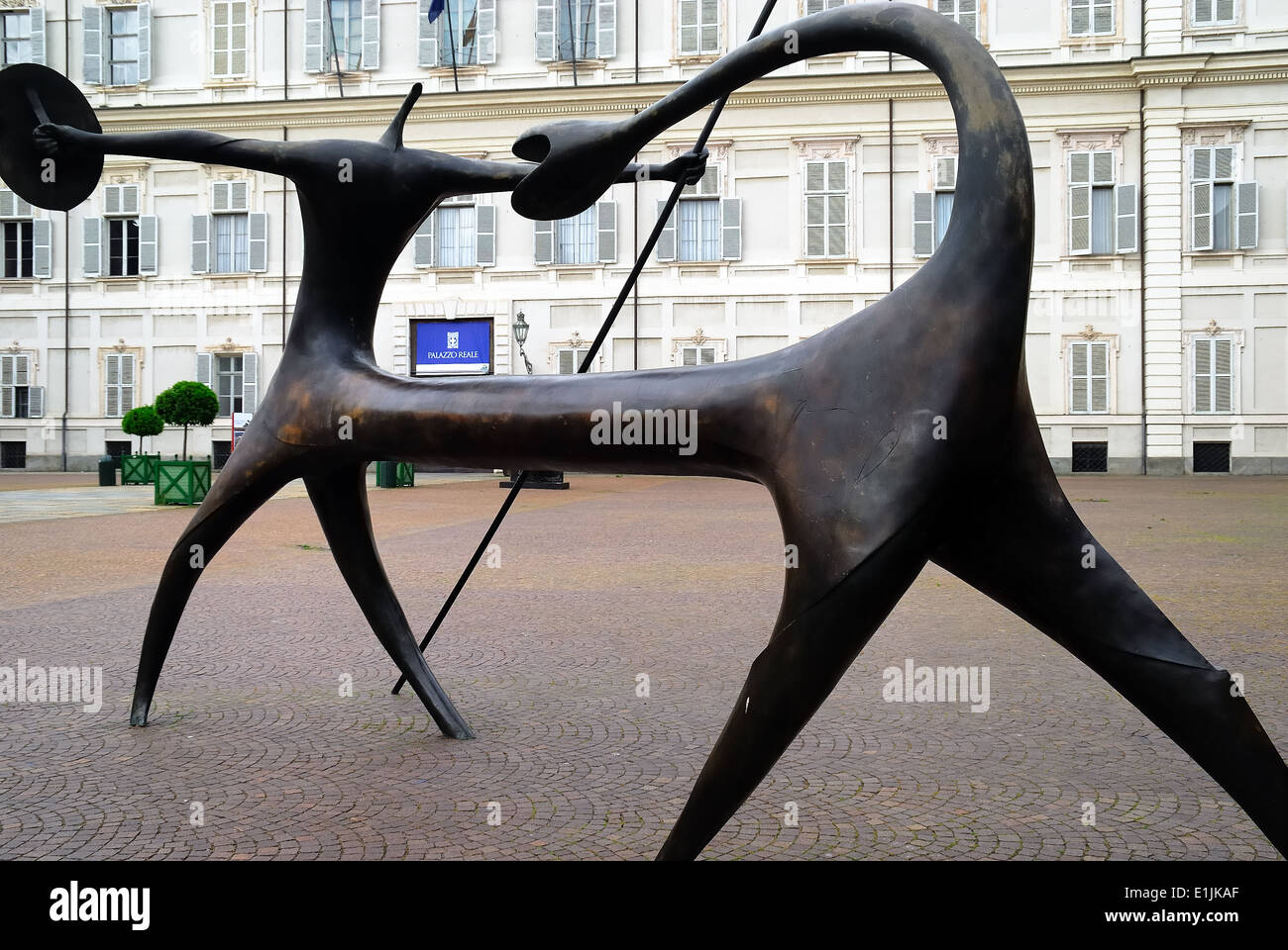 Una statua di bronzo di Ulisse ​​by realizzato dallo scultore Giacomo Manzù davanti al Palazzo Reale di Torino Foto Stock