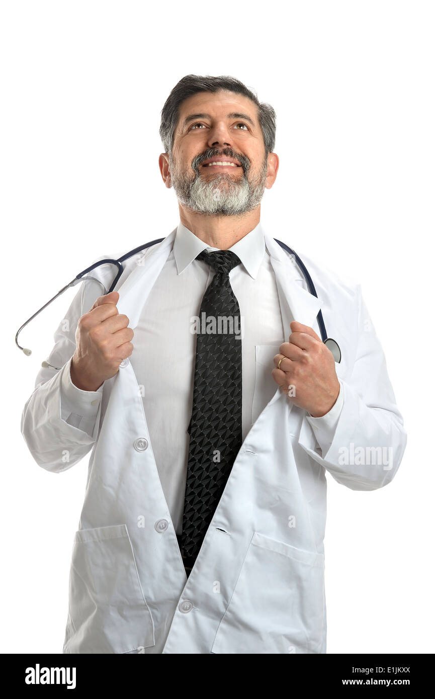 Ispanico medico senior in posa come eroe isolate su sfondo bianco Foto Stock