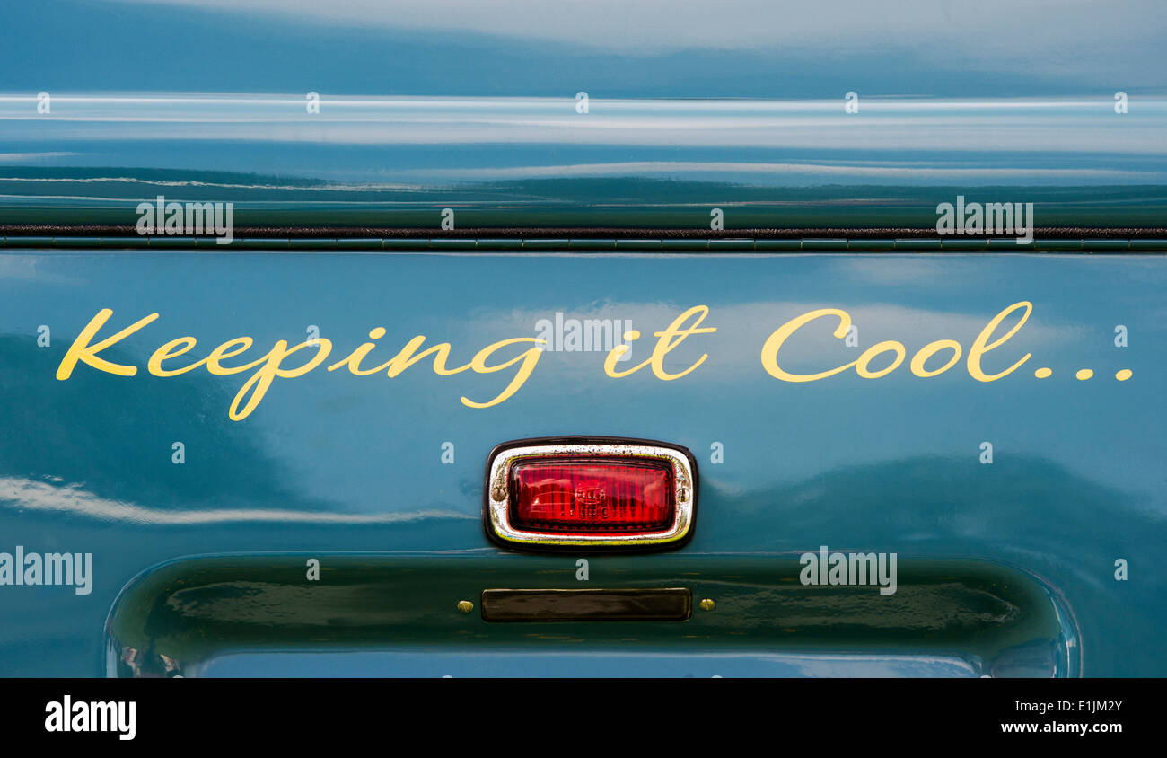 Mantenendolo segno cool iscritto sulla parte posteriore di una VW Split Screen pannello Volkswagen van Foto Stock